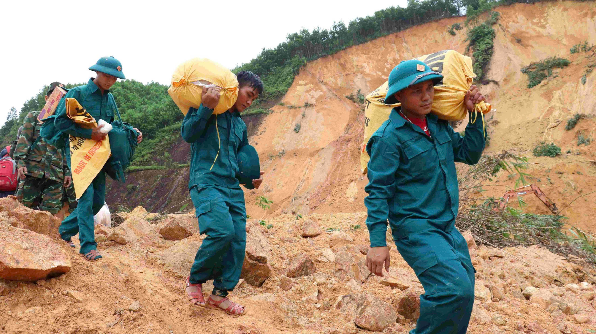 部队翻山越岭为洪水后孤立地区民众运送物资